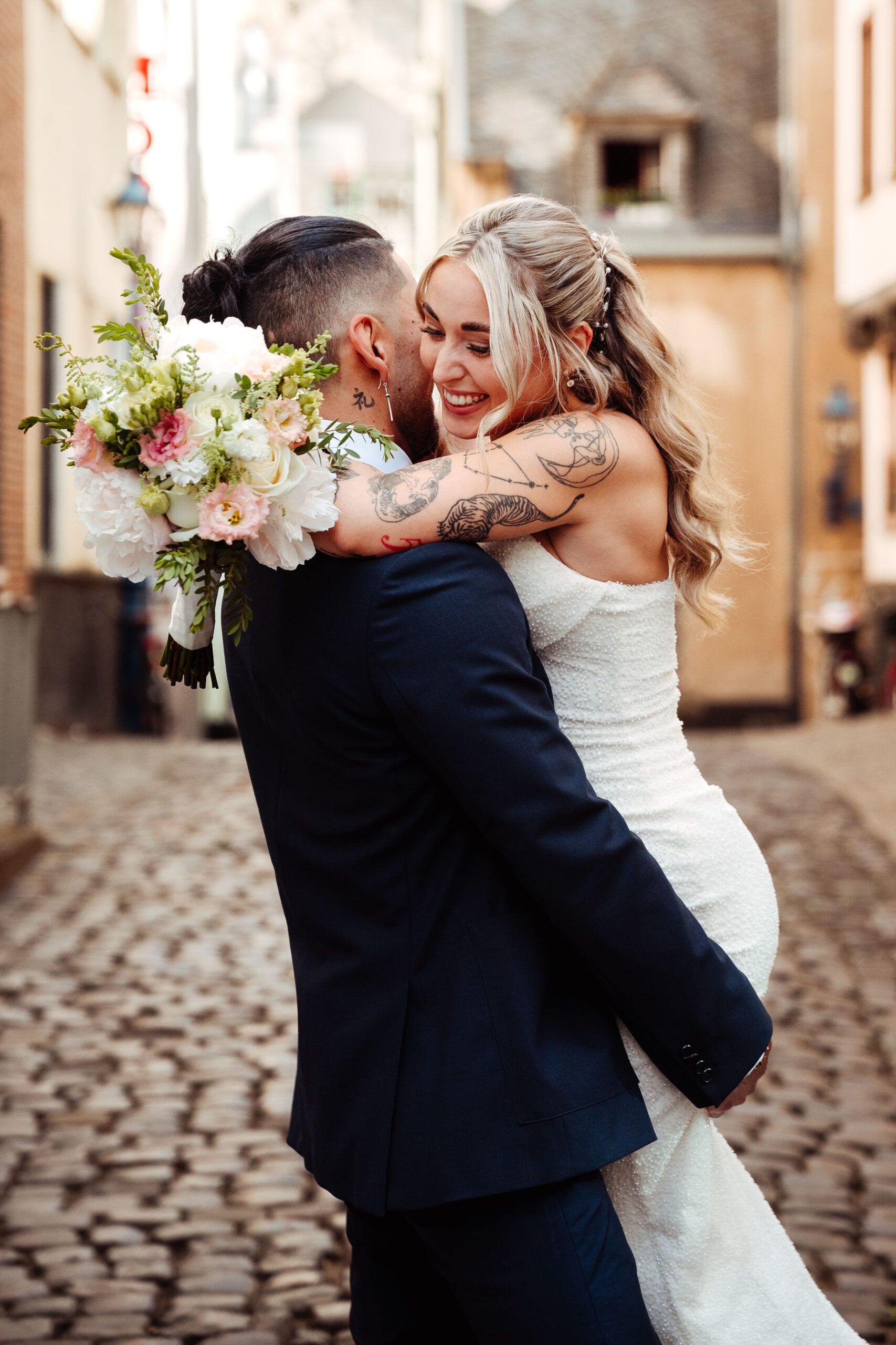 Brautpaar Kopf an Kopf - Hochzeit - Köln - Standesamt